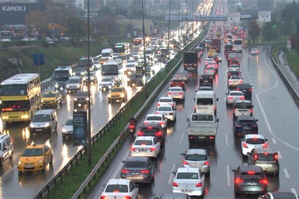 İstanbul’da Haftanın İlk İş Günü Yoğun Trafik Aksamalara Neden Oluyor