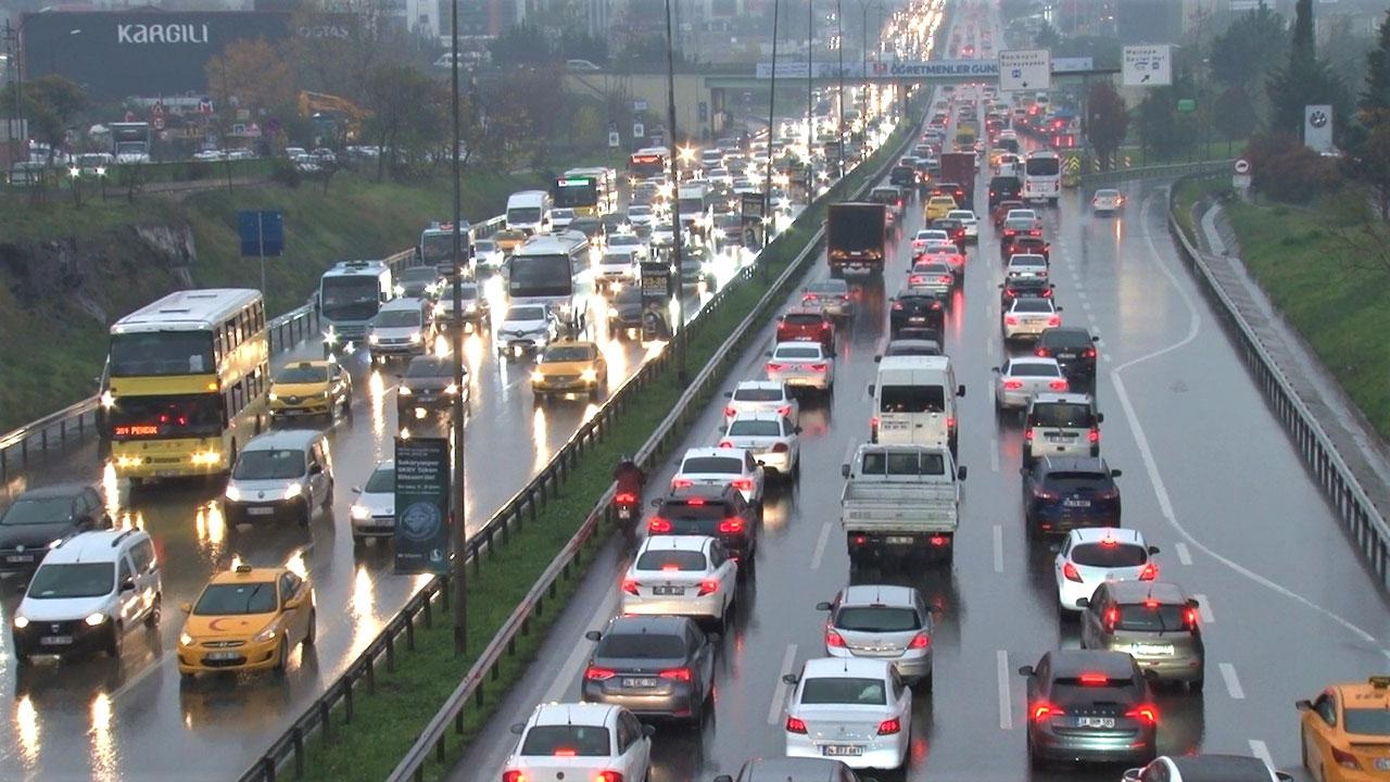 İstanbulda haftanın İlk İş günü yoğun trafik aksamalara neden oluyor