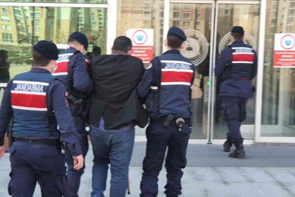 İstanbul’da Jandarma Ekipleri Trafik Denetiminde 14 Suçtan Aranan Şüpheliyi Yakaladı