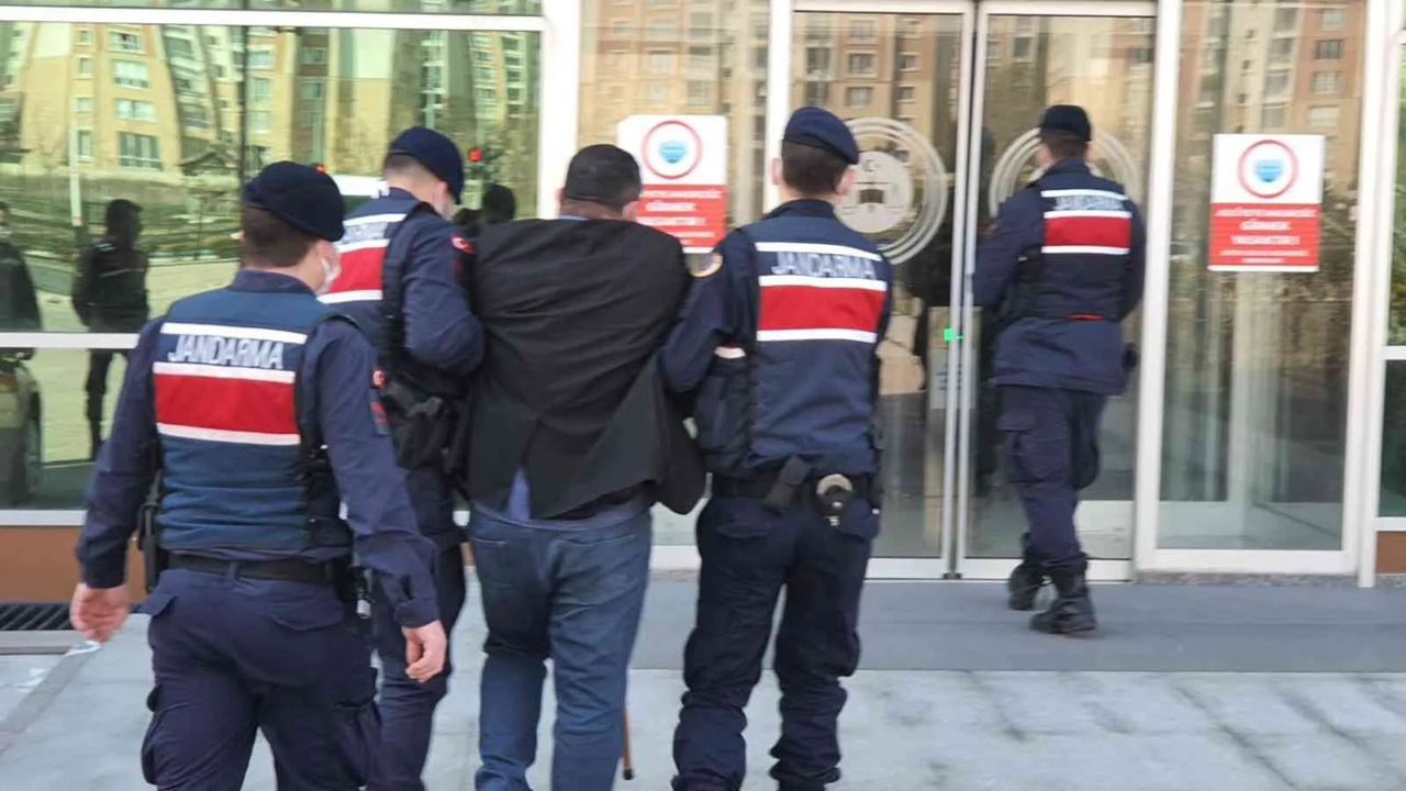İstanbulda jandarma ekipleri trafik denetiminde 14 suçtan aranan Şüpheliyi yakaladı