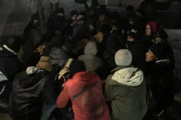 İstanbul’da Kaçak Göçmen Taşıyan Kamyonet Yakalandı