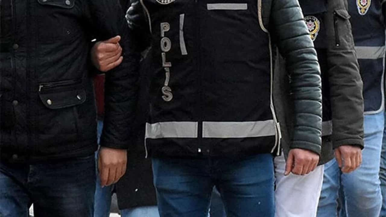 İstanbulda polislere karşı saldırgan tavır sergileyen kişi tutuklandı