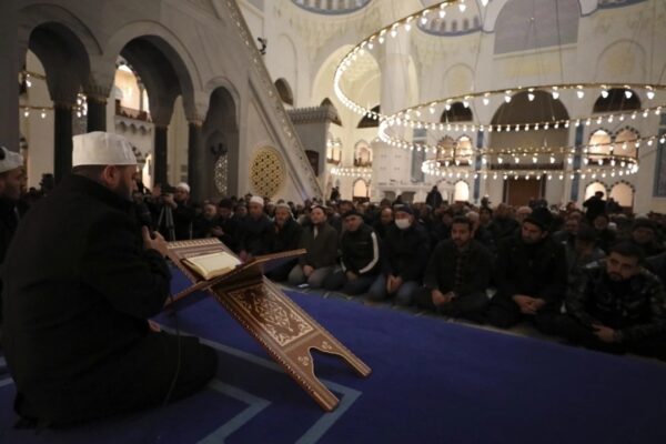 İstanbul’da Sabah Namazında Şehitler İçin Dua Edildi