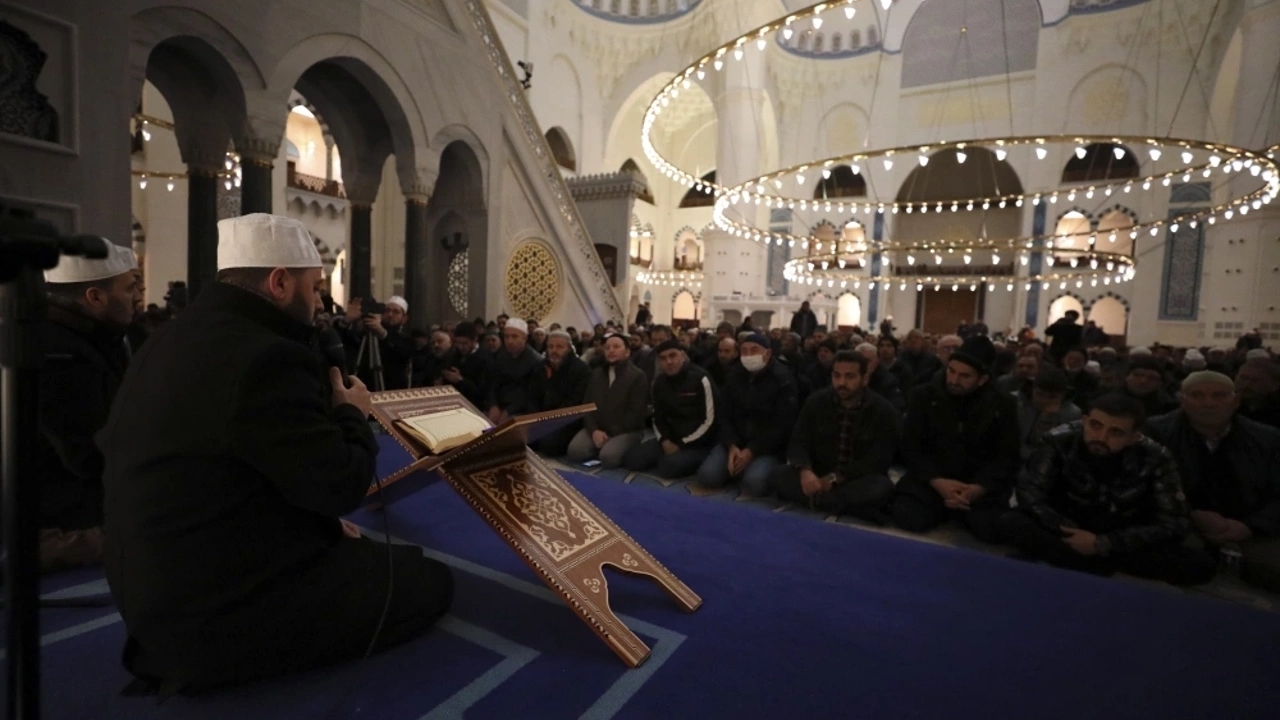 İstanbul’da Sabah Namazında Şehitler İçin Dua Edildi