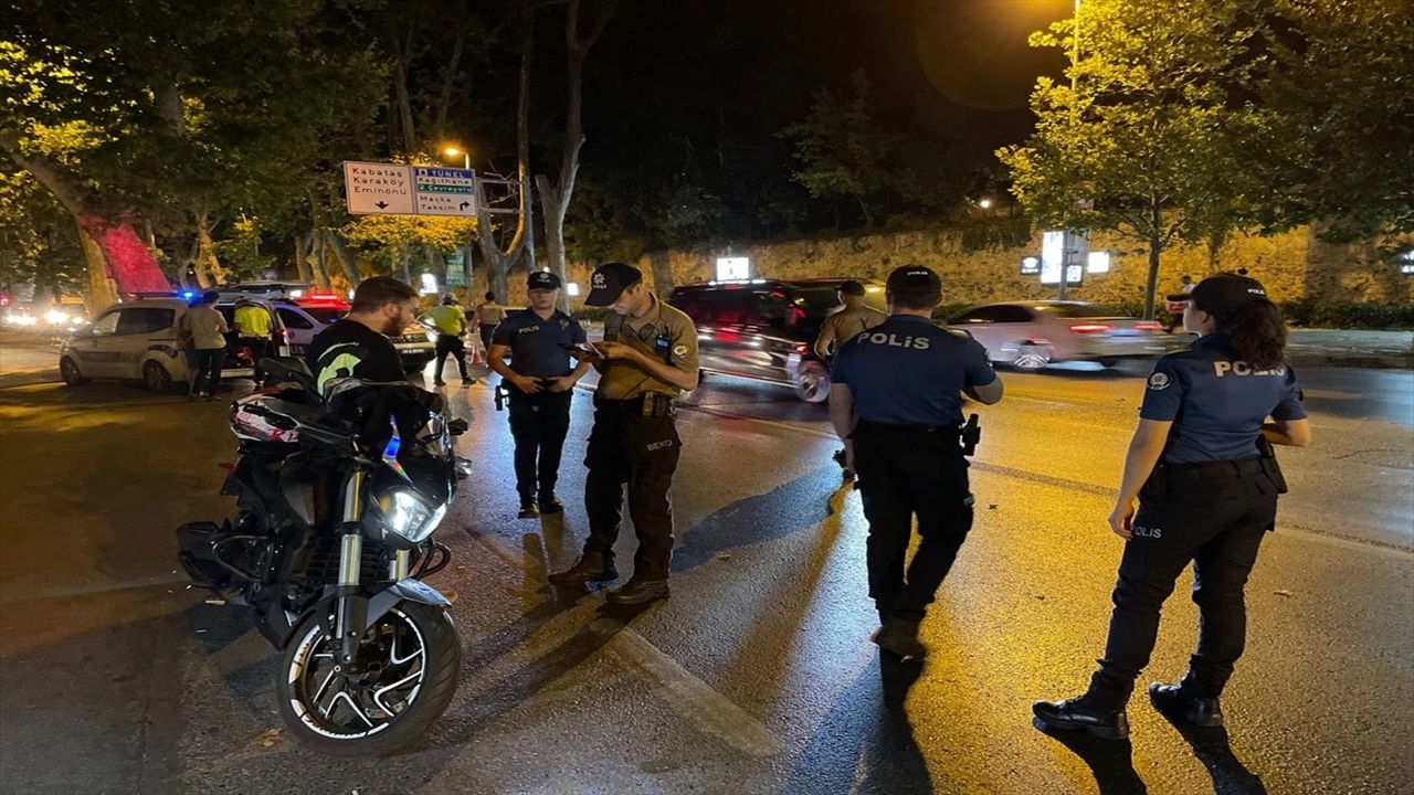 İstanbulda sabit yol uygulamasında binlerce motosiklet kontrolden geçirildi