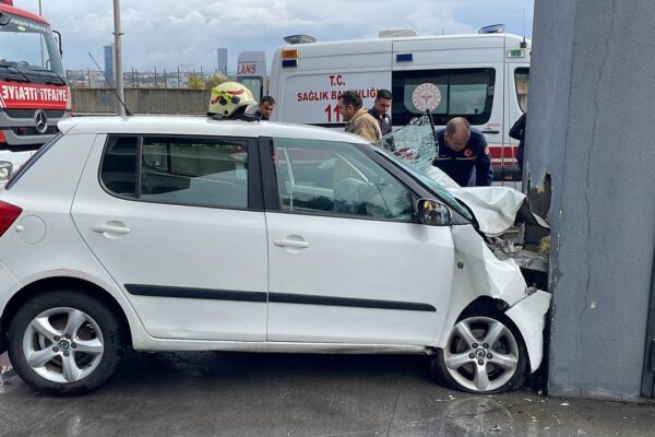 İstanbul’da Şiddetli Sağanak Yağışlar Yollara Ve Evlere Zarar Verdi