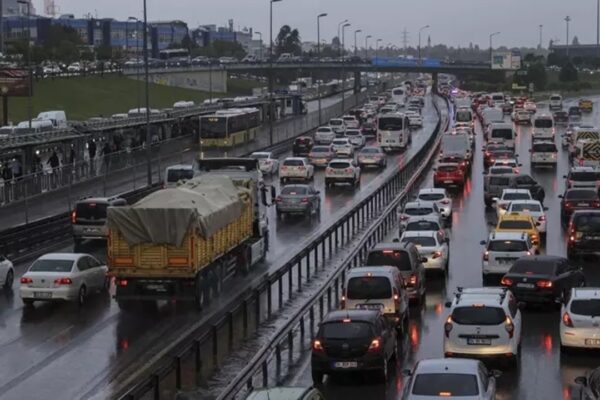 İstanbul’da Yağışlı Havanın Etkisiyle Trafik Yoğunluğu Yaşanıyor