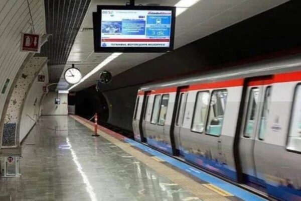 İstanbul’da Yolcular Metroda Mahsur Kaldı