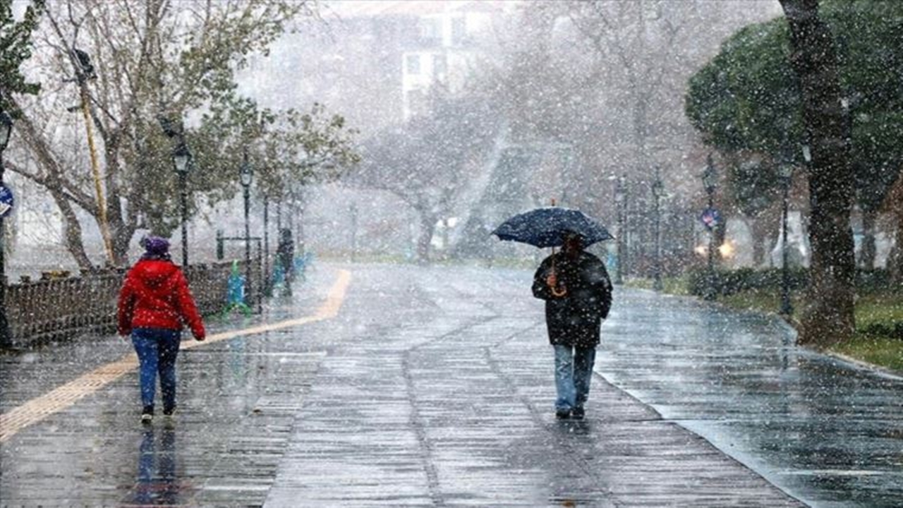 İstanbul’un Bazı İlçelerinde Karla Karışık Yağmur Etkili Oluyor