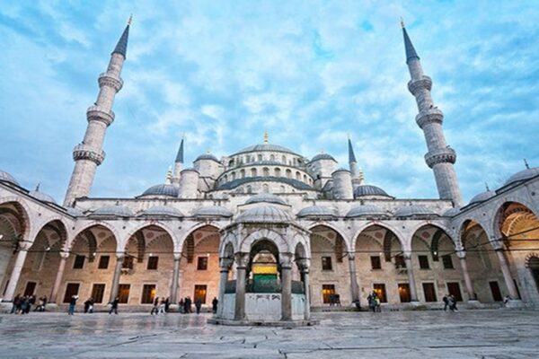 İstanbul’un Sembolik Yapısı Sultanahmet Camisi, Fiberli Aydınlatma Armatürleriyle Yenilendi