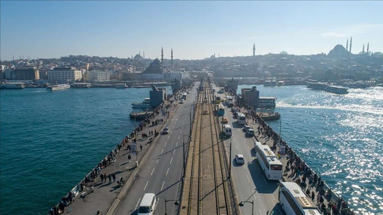 İstanbulun tarihi galata köprüsü yenilenerek yeniden hizmette