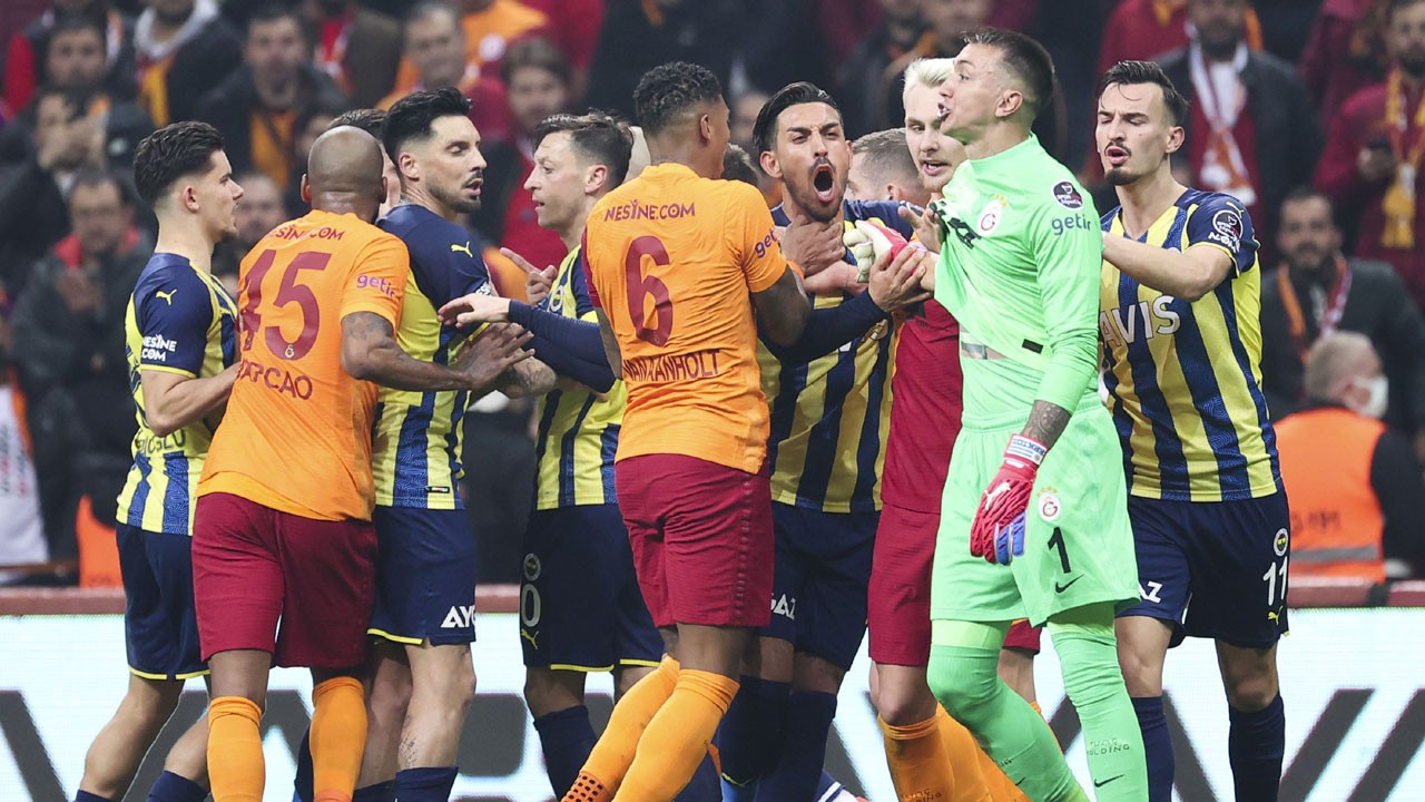 fenerbahce-galatasaray-deplasmanini-10-kisiyle-aldi-l6wi.jpg