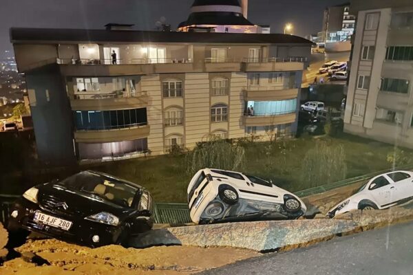 İstinat Duvarının Yıkıldı: 4 Araç Zarar Gördü