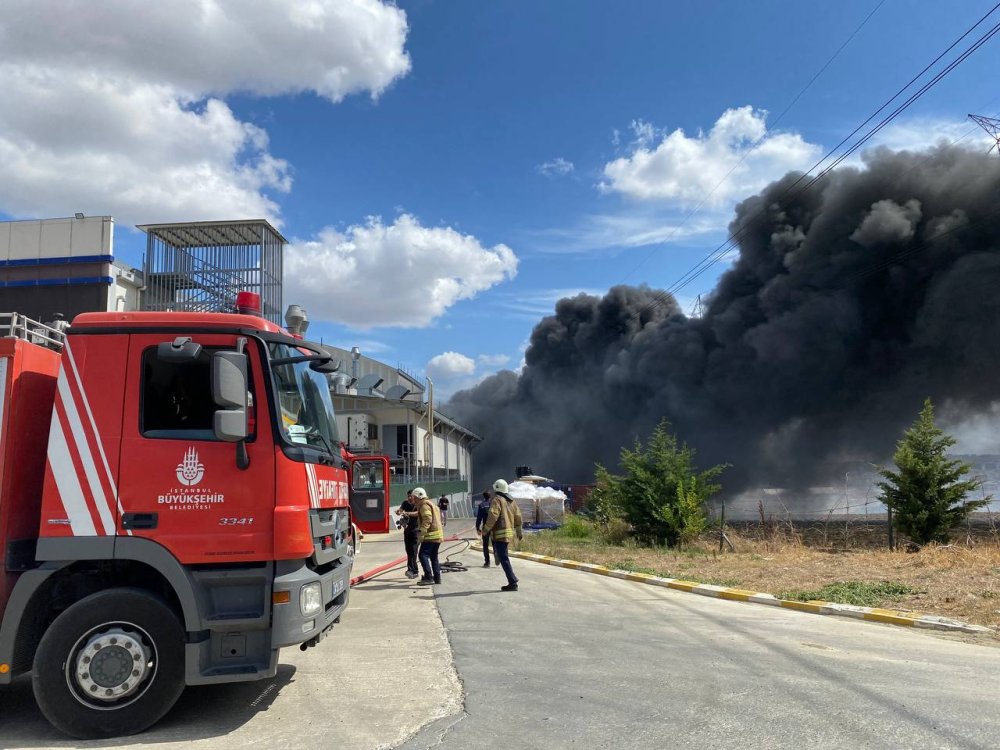 İtfaiye Ekibi Fabrikada Çıkan Yangını Kontrol Altına Almaya Çalışıyor
