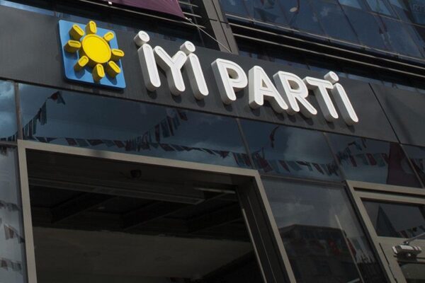 İYİ Parti’de İstifa Rüzgarı! Görevden Ayrıldıklarını Açıkladılar