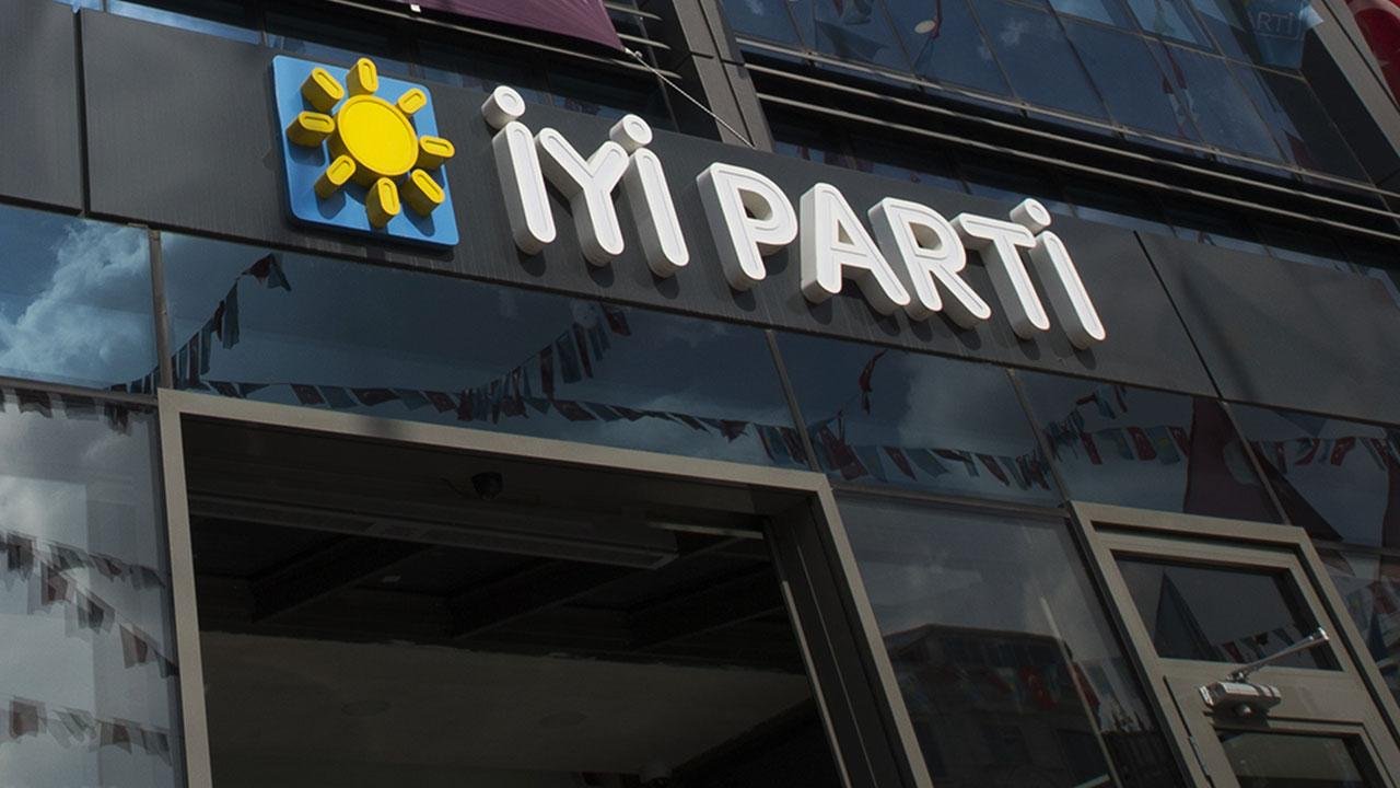 İyİ partide İstifa rüzgarı görevden ayrıldıklarını açıkladılar