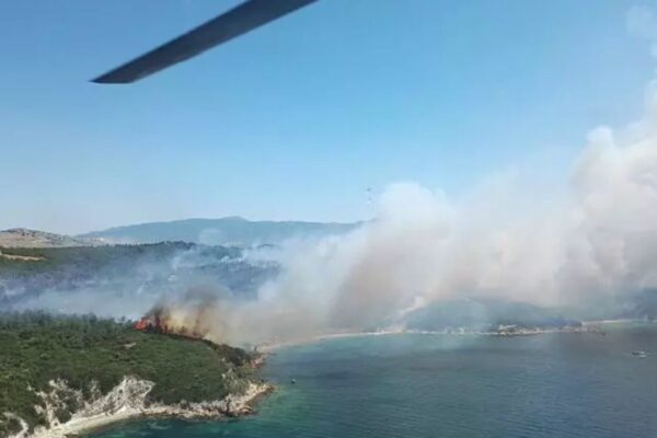 İzmir Aliağa’da Çıkan Yangın Sonucu Vatandaşlar Bölgeden Tahliye Ediliyor