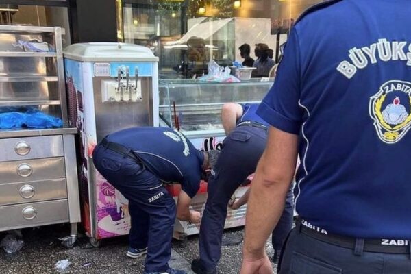 İzmir Basmane’deki Tüm Arapça Tabelalar Sökülmeye Başlandı