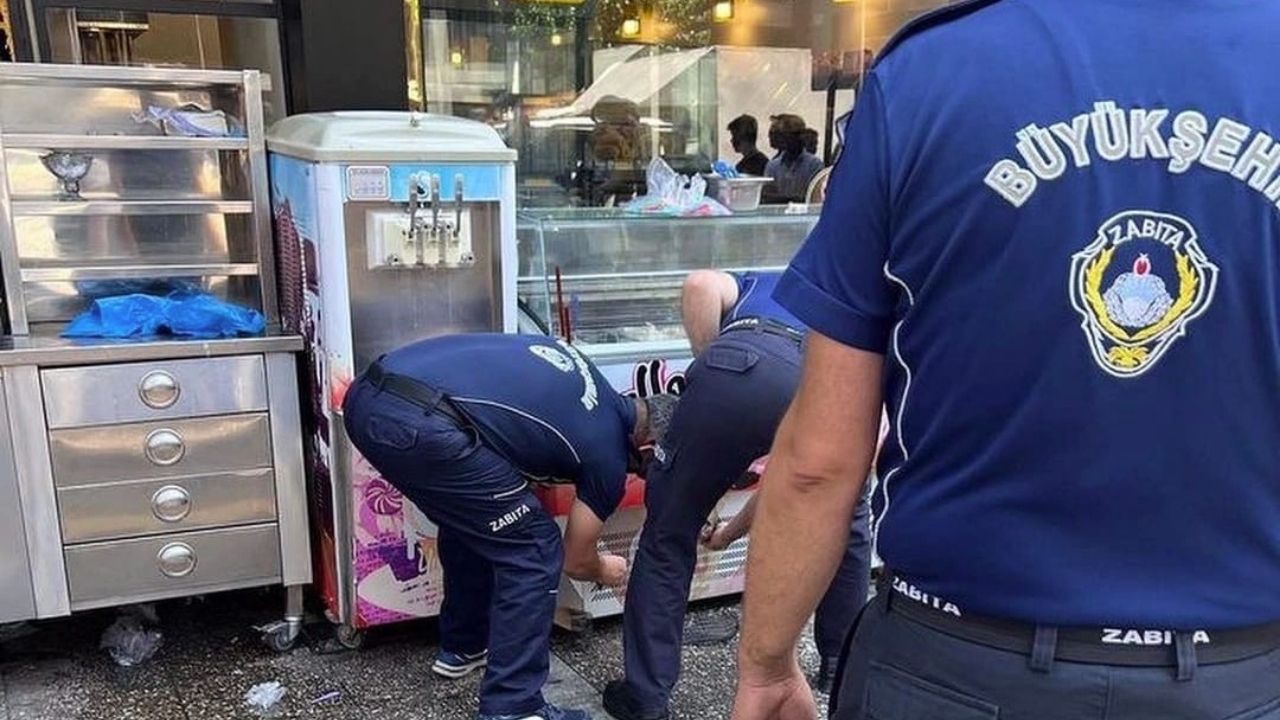 İzmir Basmanedeki Tüm Arapça Tabelalar Sökülmeye Başlandı