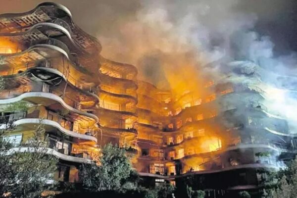 İzmir’de Çıra Gibi Yanan Evlerin Müteahhidi Ev Sahiplerinden 6.5 Milyon TL “Katkı” İstiyor!