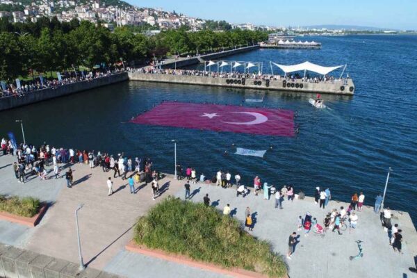 İzmit Körfezi’nde Dev Türk Bayrağı Açıldı