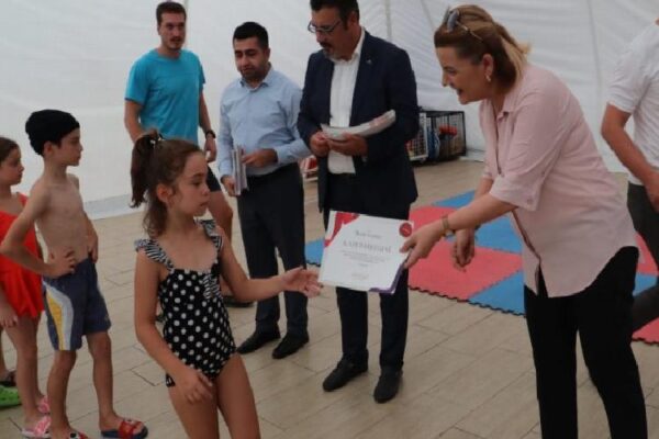 İzmit’in minik yüzücüleri sertifikalandı