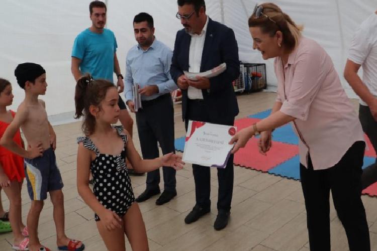İzmitin minik yüzücüleri sertifikalandı
