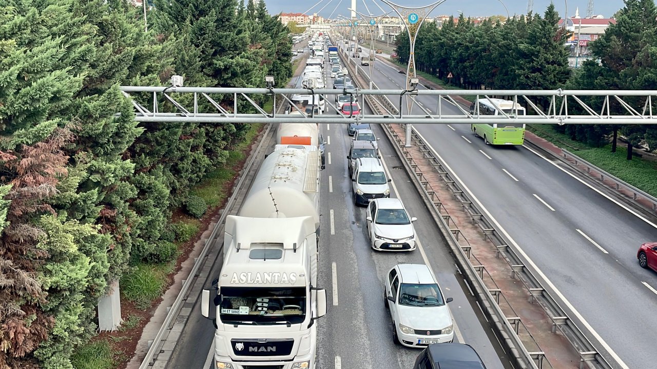 İzmitte zincirleme trafik kazası ulaşımı aksattı