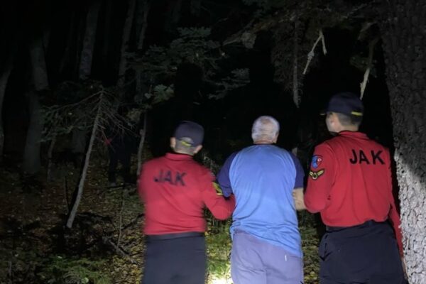 JAK Uludağ’da Kaybolan 2 Kişiyi Kurtardı
