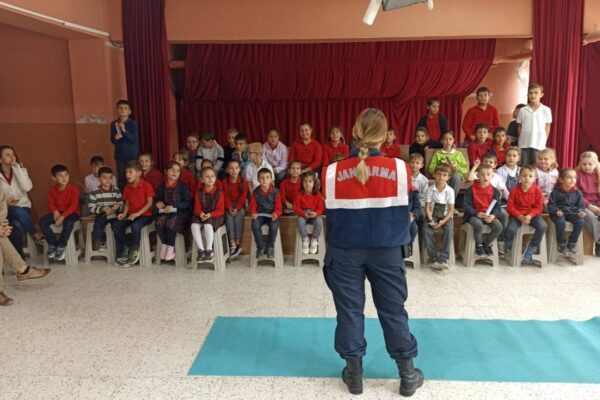 Jandarma Edirne Köy Okullarında Trafik Kurallarını Anlattı