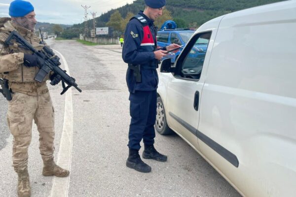 Jandarma Ekipleri Aranan 28 Şüpheliyi Yakaladı