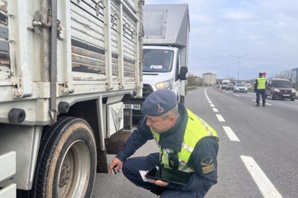 Jandarma Ekipleri Kış Lastiği Denetimi Yaptı