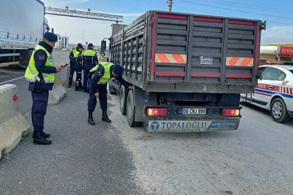 Keşan-Enez’de Jandarma Ekipleri Kış Lastiği Denetimi Yaptı