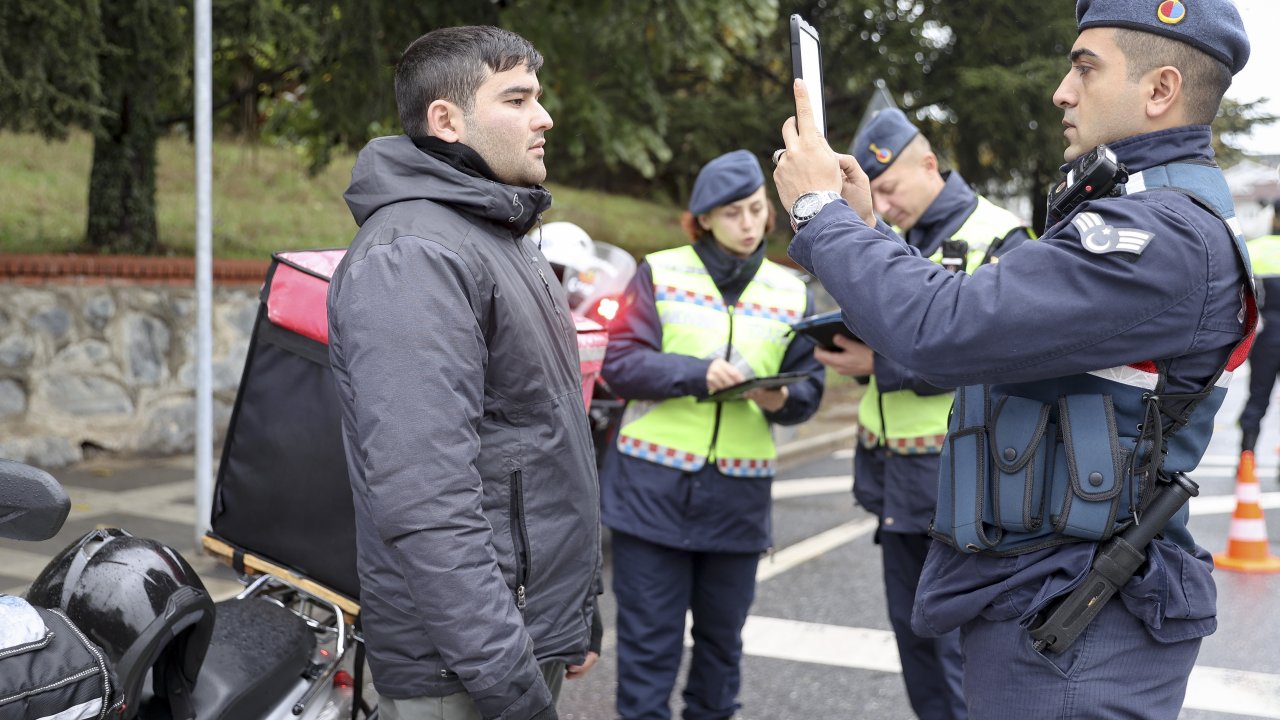 jandarma ekipleri motosiklet sürücülerini denetledi