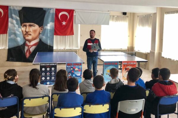 Jandarma Ekipleri Öğrencilere “Güvenli İnternet Kullanımı” Eğitimi Verdi