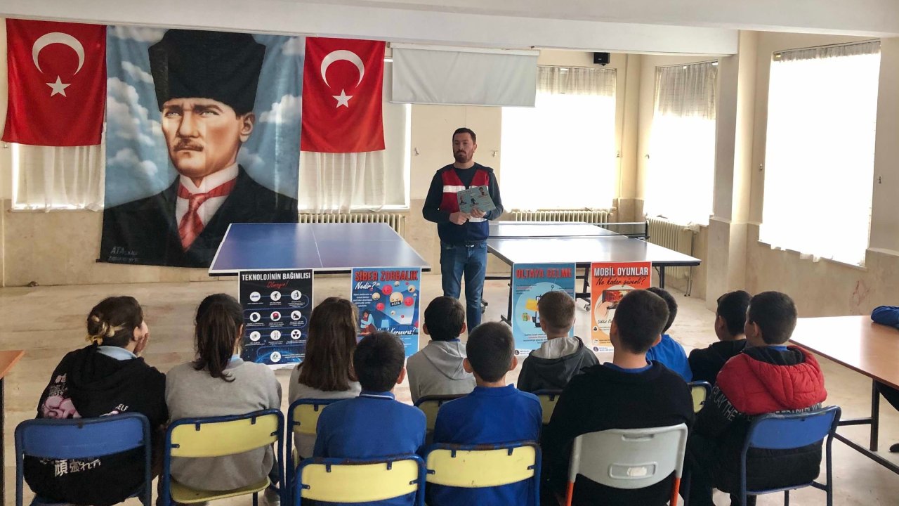 jandarma ekipleri Öğrencilere güvenli İnternet kullanımı eğitimi verdi