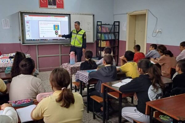 Jandarma Ekipleri Öğrencilere Trafik Eğitimi Verdi