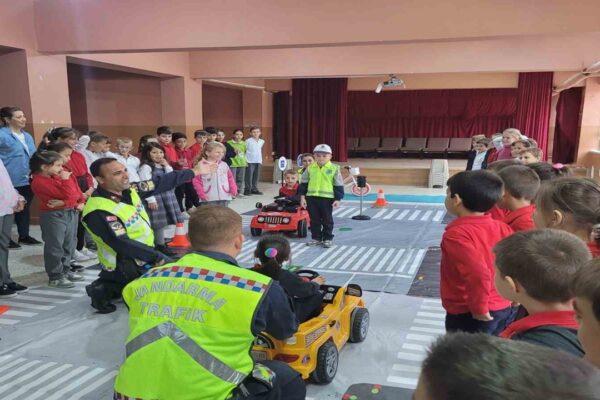 Jandarma Ekiplerinden Öğrencilere Trafik Eğitimi