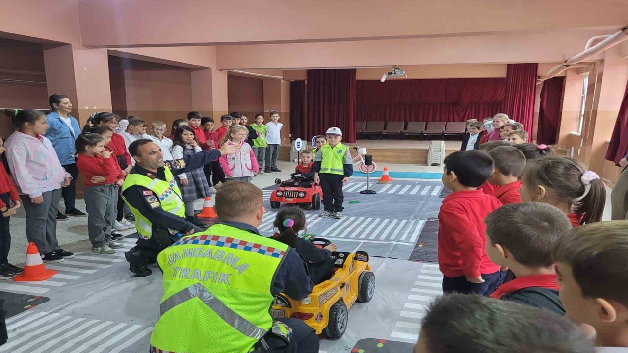 jandarma ekiplerinden Öğrencilere trafik eğitimi