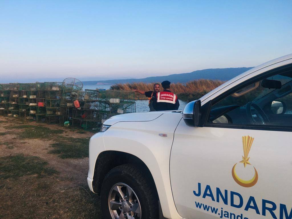 jandarma gala gölünde mavi yengeç avcılarını denetledi