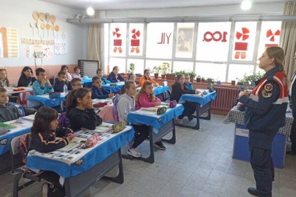 Jandarma İlkokul Öğrencilerini Bilgilendiriyor