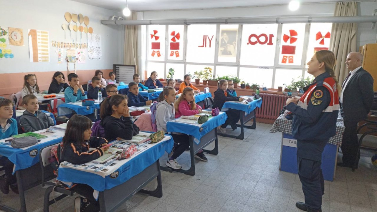 jandarma İlkokul Öğrencilerini bilgilendiriyor