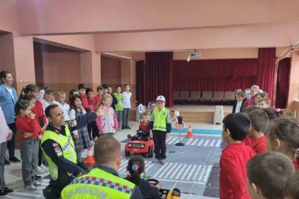 Jandarma Tarafından Öğrencilere Trafik Eğitimi Verildi