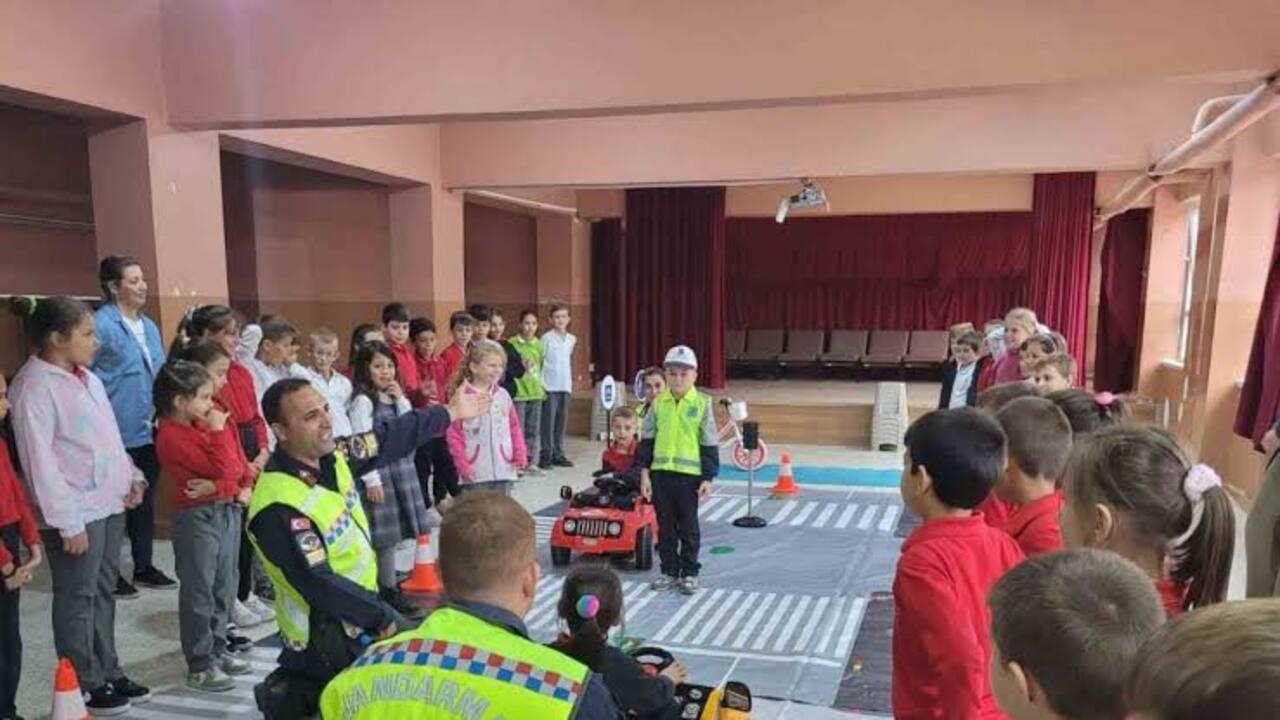 jandarma tarafından Öğrencilere trafik eğitimi verildi