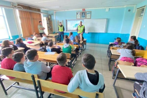 Jandarmalar Öğrencilere Trafik Eğitimi Verdi