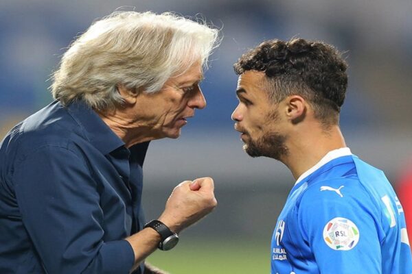 Jorge Jesus’tan Şok Hareket: Oyuncusunun Üstüne Yürüdü