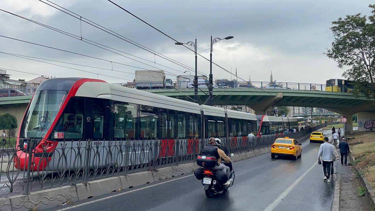 kabataş-bağcılar tramvay hattı yolcu yoğunluğu yaşıyor