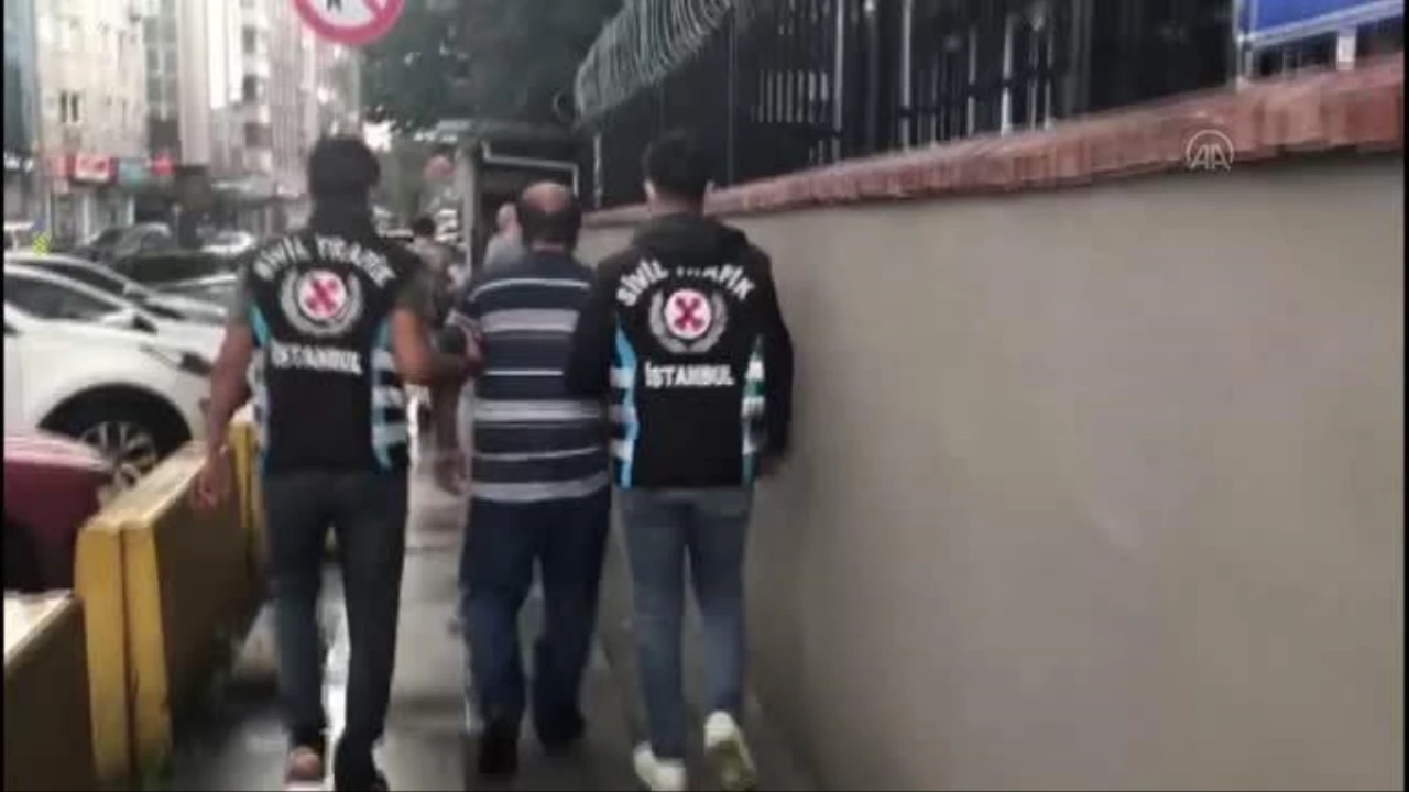 kadıköyde araç sahiplerinden Ücret talep eden kişi gözaltına alındı
