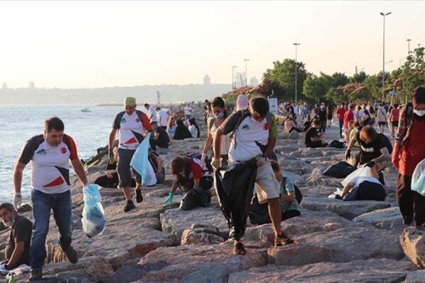Kadıköy’de Çevre Dostları Moda Sahili’nde Temizlik Hareketi Başlattı