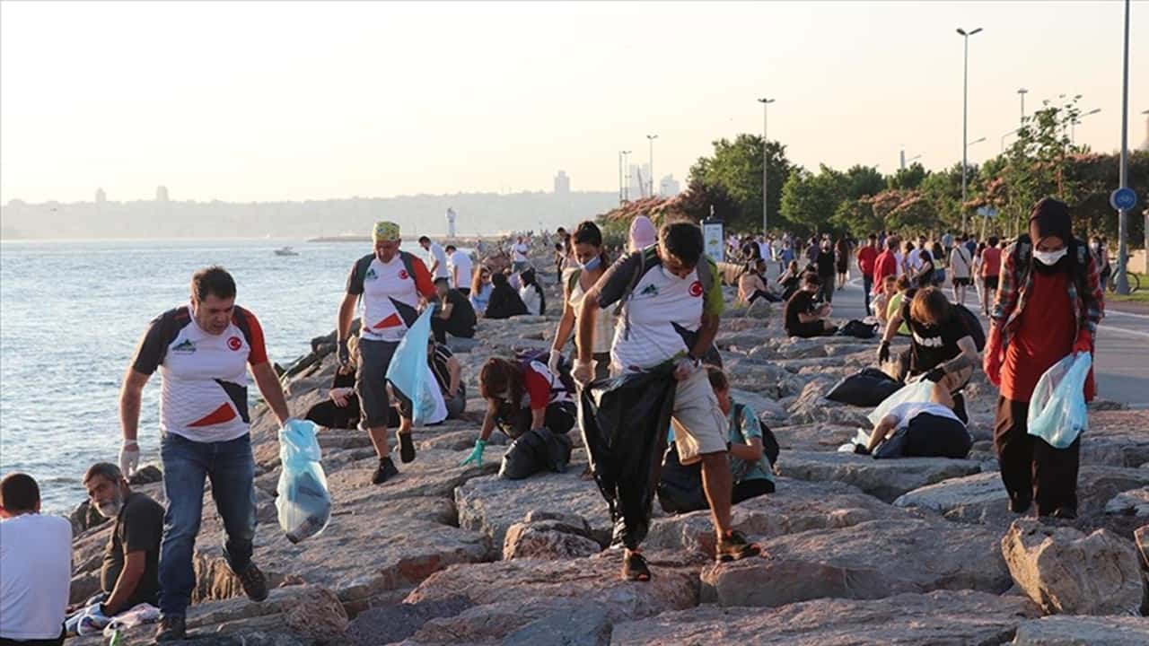 kadıköyde Çevre dostları moda sahilinde temizlik hareketi başlattı